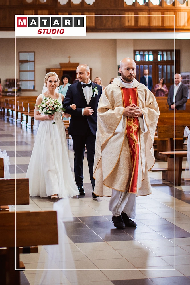 Fotografia ślubna z emocjami Pary Młodej przy ołtarzu