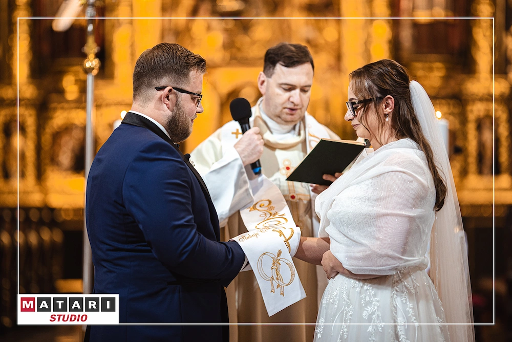 Fotografia ślubna z uśmiechem Pana Młodego podczas przysięgi