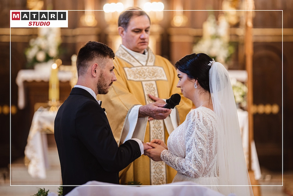 Fotograf na ślub uchwycił detale obrączek na dłoniach