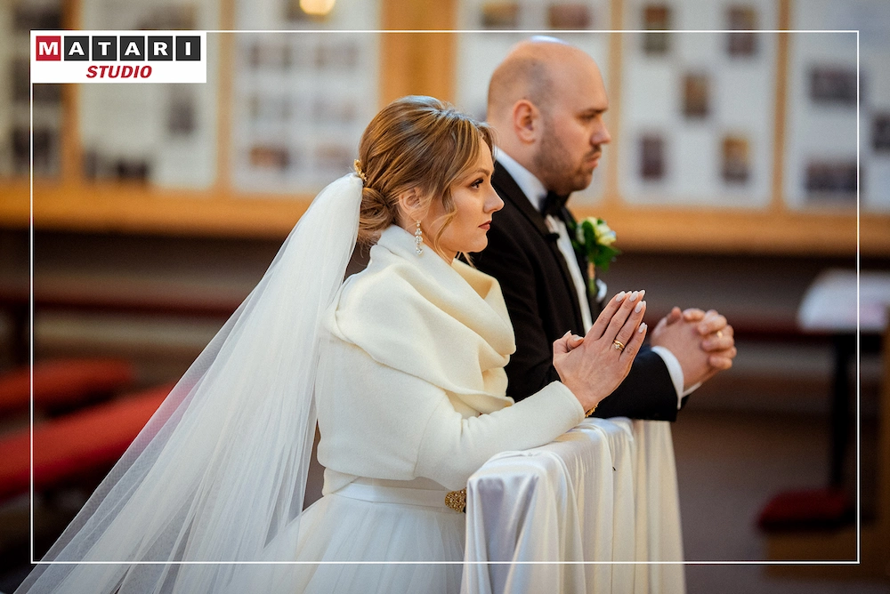 Fotograf na ślub uwiecznia artystyczne ujęcie ołtarza