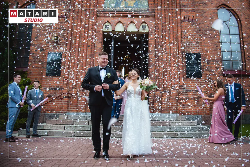 Fotograf na wesele rejestruje detale sukni ślubnej