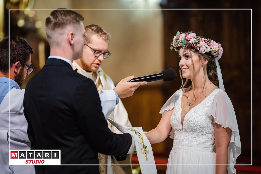 Fotografia ślubna z uśmiechem Pana Młodego przy ołtarzu
