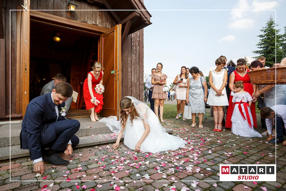 Fotografia ślubna z artystycznym ujęciem Pary Młodej po ceremonii