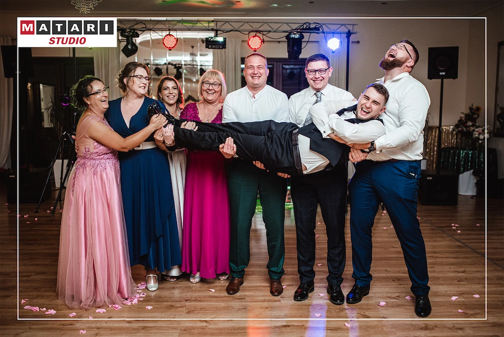 Taniec Pary Młodej w romantycznym świetle